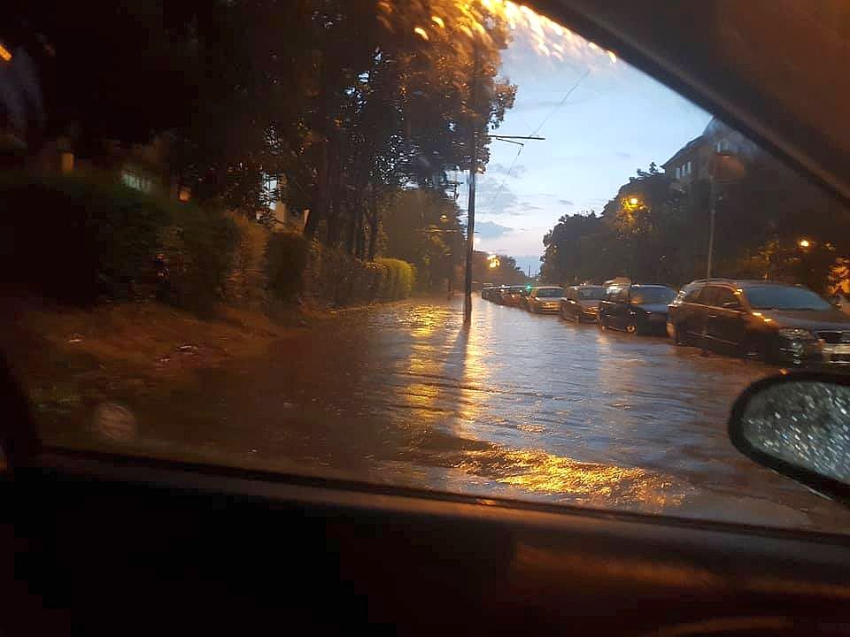 FOTO & VIDEO / Inundații în Timișoara, joi seara, după o ploaie torențială