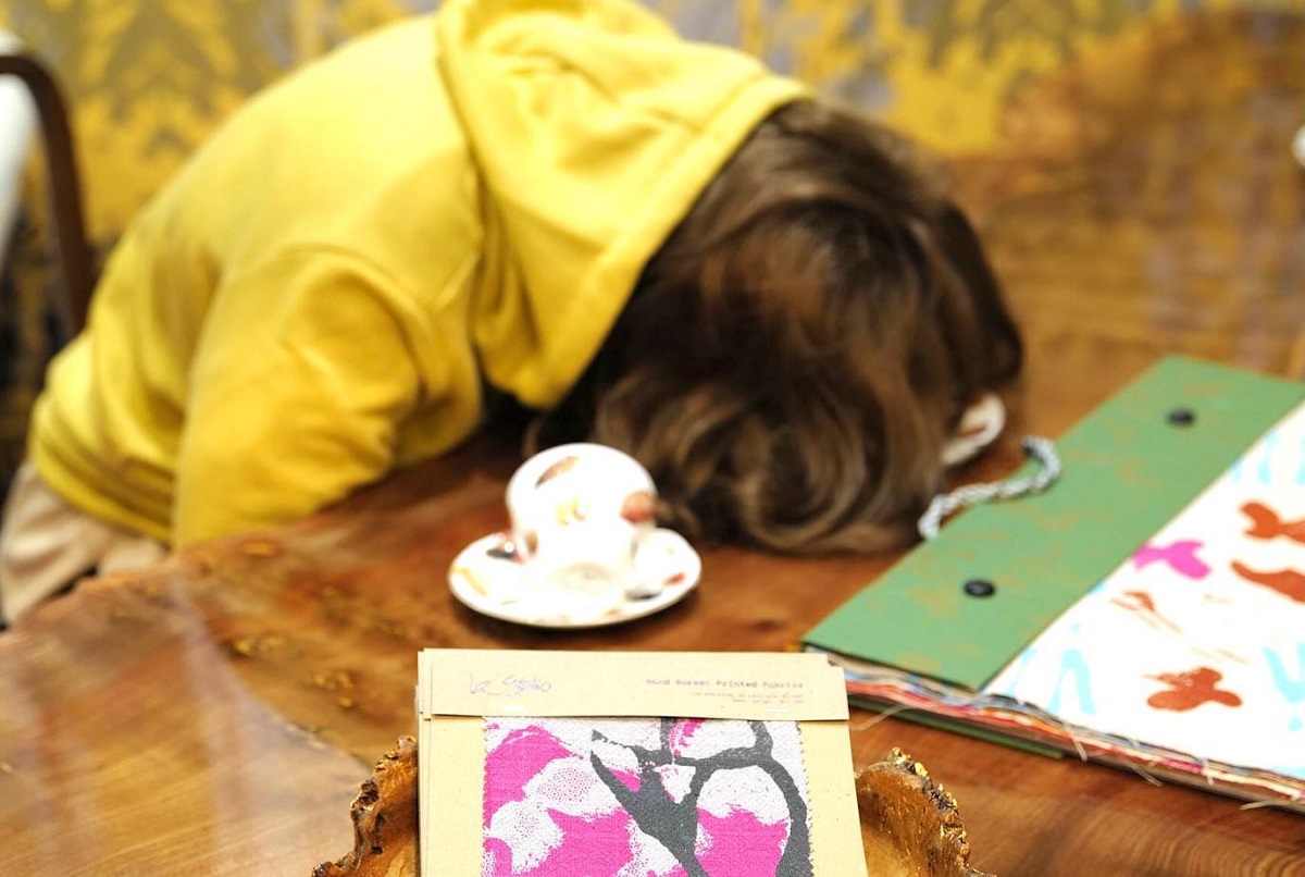 Femeia moartă pentru care poliția a dat buzna în galeria fostului agent al lui Banksy e, de fapt, o sculptură hiperrealistă