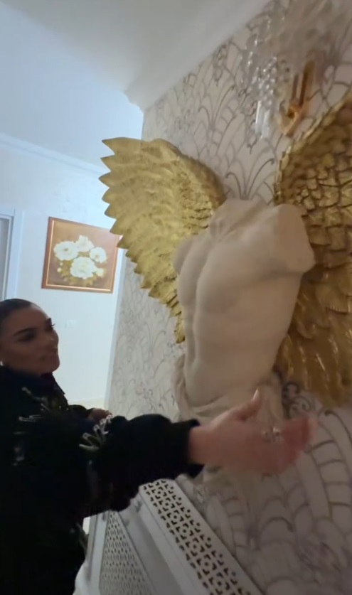 Imagini din casa lui Adrian Minune din Ștefăneștii de Jos. În garajul vilei sunt cele două mașini de lux, un Ferrari și un Lamborghini