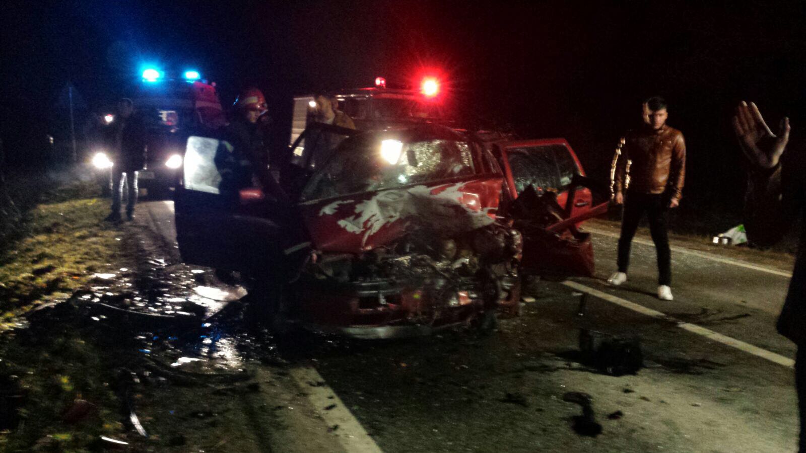 UPDATE: Copil în stop cardio-respirator și trei adulți încarcerați, într-un accident cumplit în Timiș. Copilul a murit/ FOTO