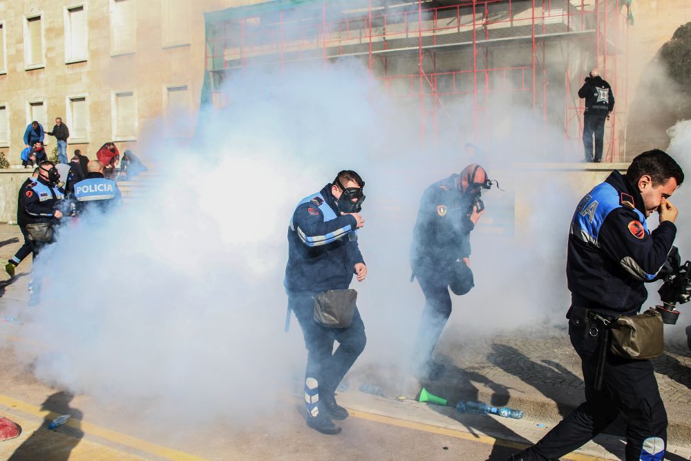Protest în Albania, oprit cu gaze lacrimogene. Manifestanții au forțat intrarea în sediul Guvernului de la Tirana / FOTO&VIDEO