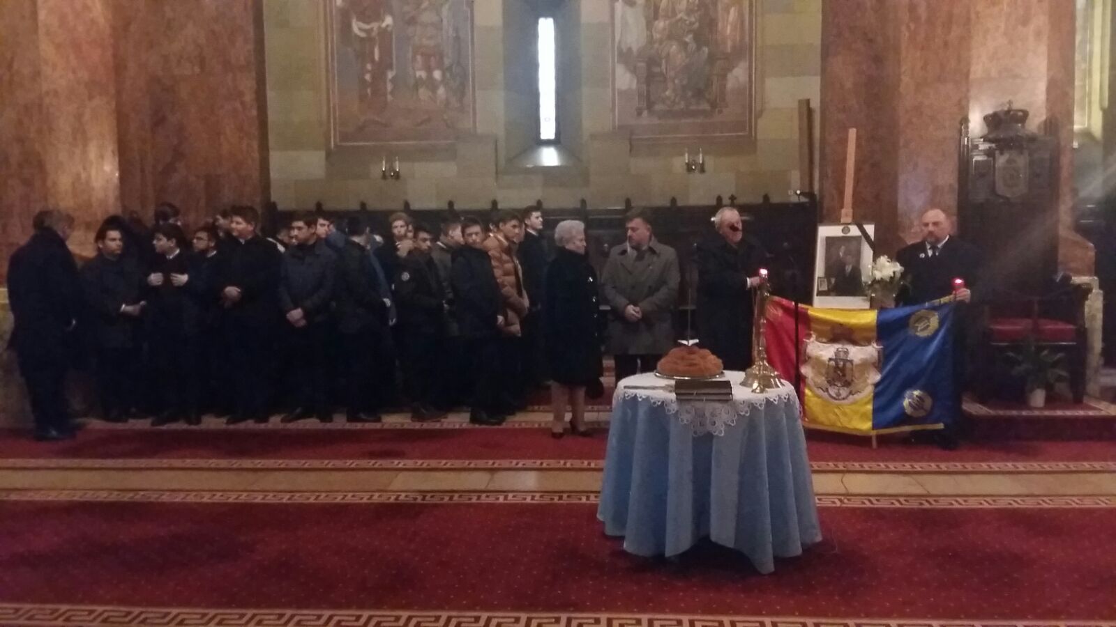 Sute de oameni s-au rugat pentru Regele Mihai la Alba Iulia. Arhiepiscopul de Alba Iulia: „Ilustrul nostru suveran merită pe deplin omagiul nostru şi cinstirea noastră”