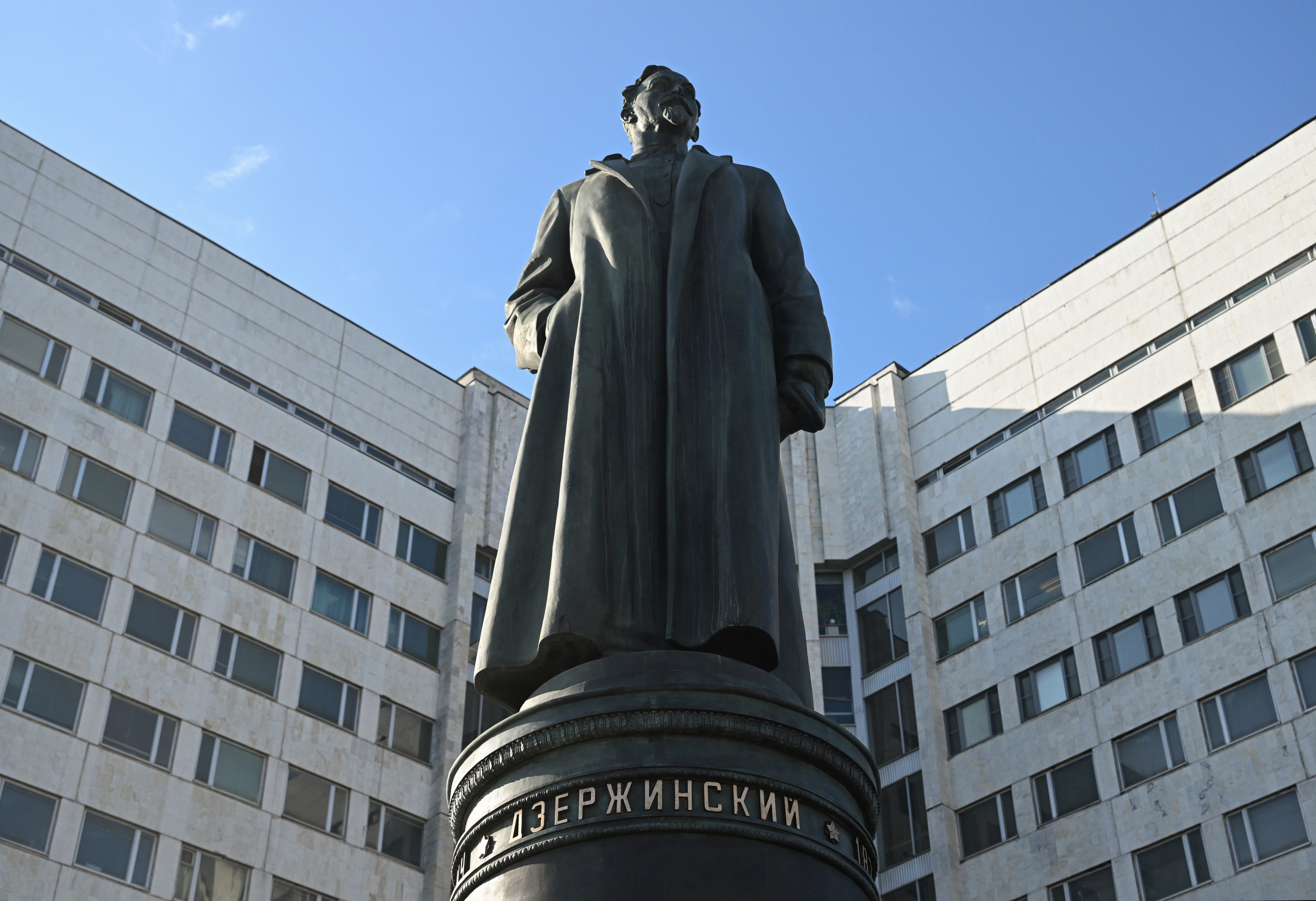 „Felix Dzerjinski s-a întors”. Fondatorul poliţiei politice sovietice CEKA, precursoarea KGB, are din nou statuie în centrul Moscovei | FOTO