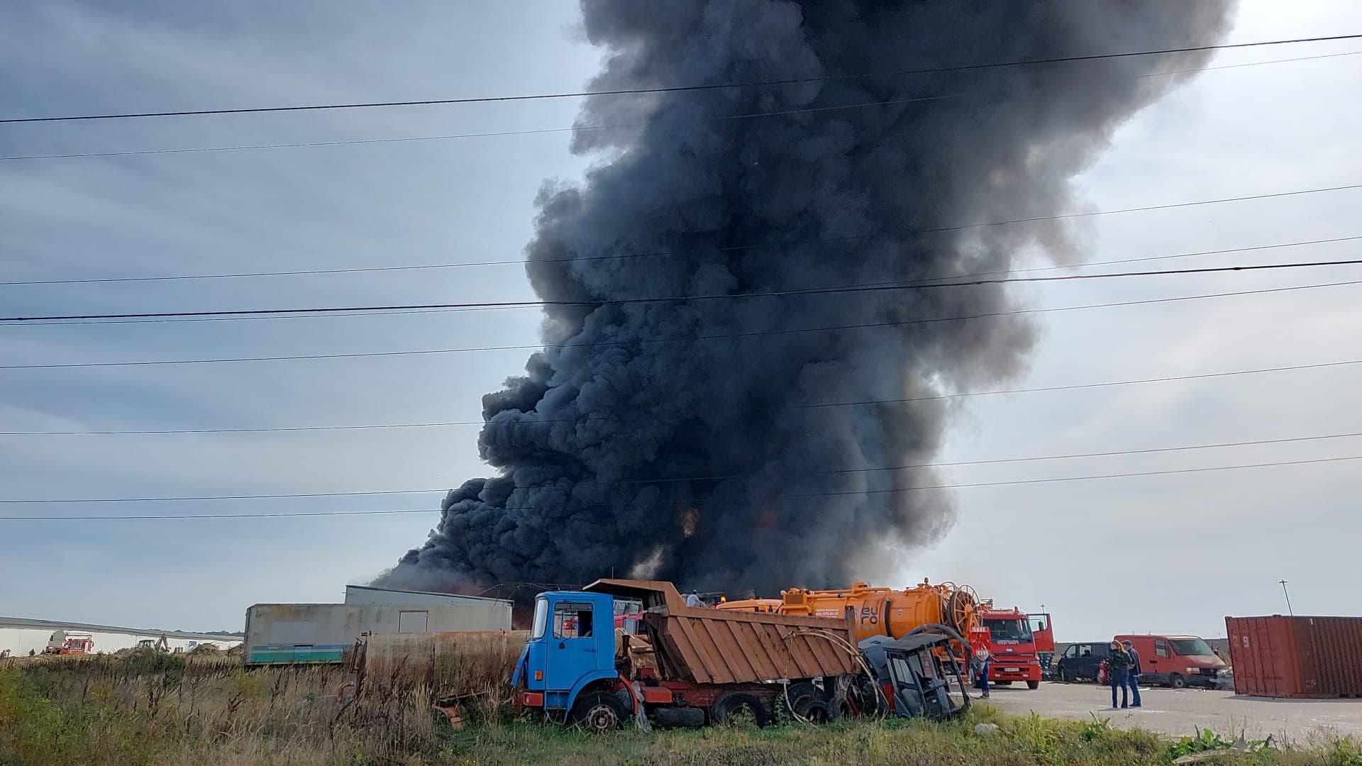 Incendiul din Voluntari, localizat după patru ore. Două hale au fost cuprinse de flăcări, sunt afectați 5.000 mp