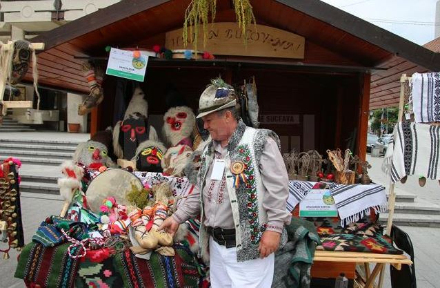 Meșterul din Botoșani care încă mai face opinci din piele de porc și măști populare. „Mă rog de oameni să le tai eu porcul gratuit”