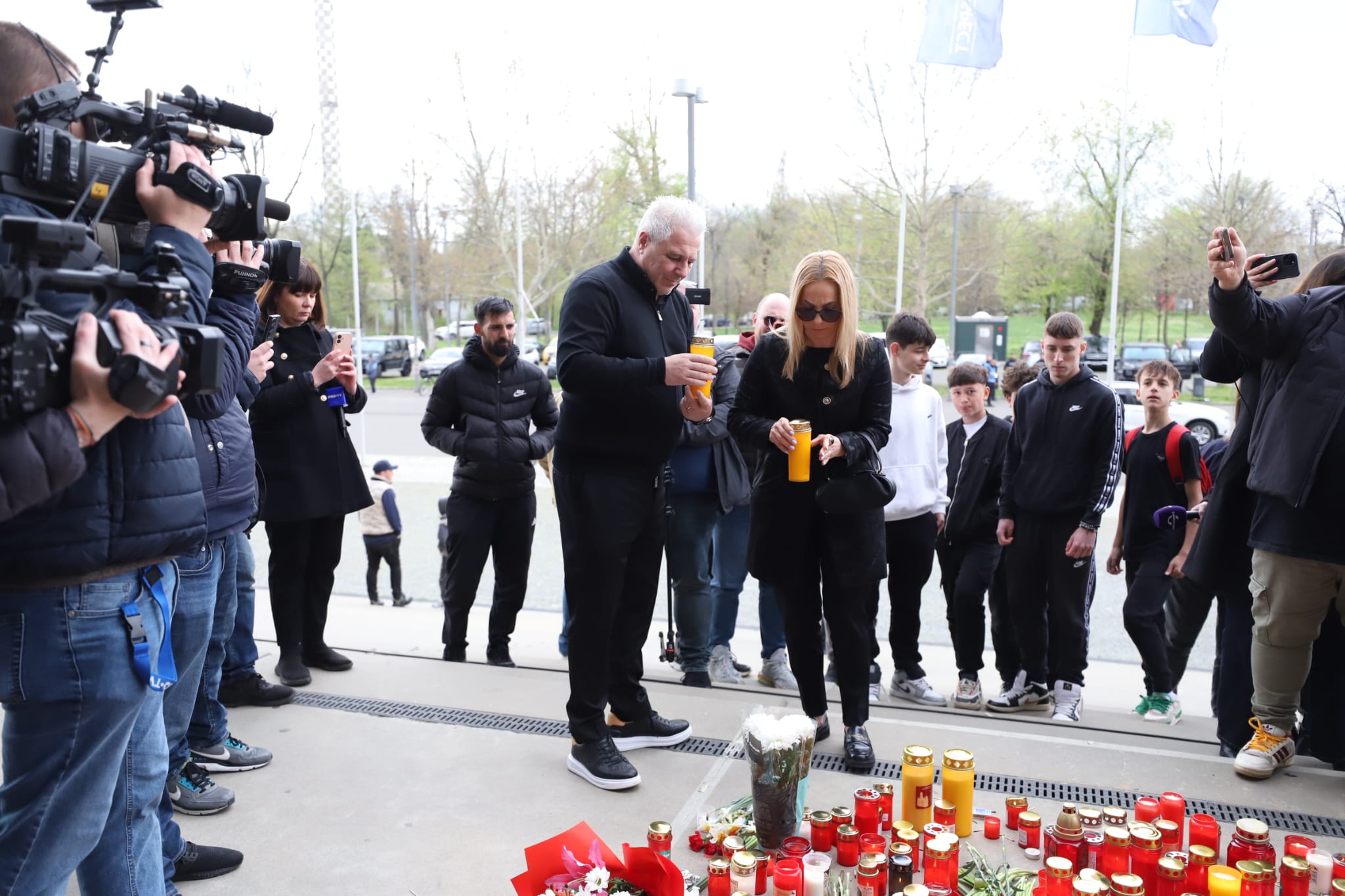 Livetext Mii de români își iau adio de la Mircea Lucescu la Arena Națională înainte de funeraliile cu onoruri militare / „Leucemia i-a provocat și grăbit sfârșitul”