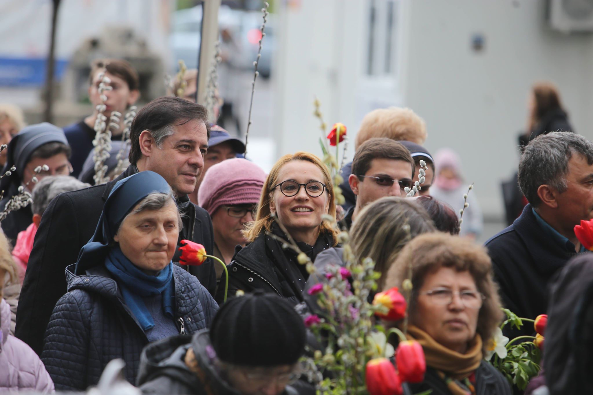 FOTO & VIDEO / Andreea Esca a participat la Procesiunea de Florii din Capitală. A trecut la catolicism, după ce s-a măritat cu Alexandre Eram