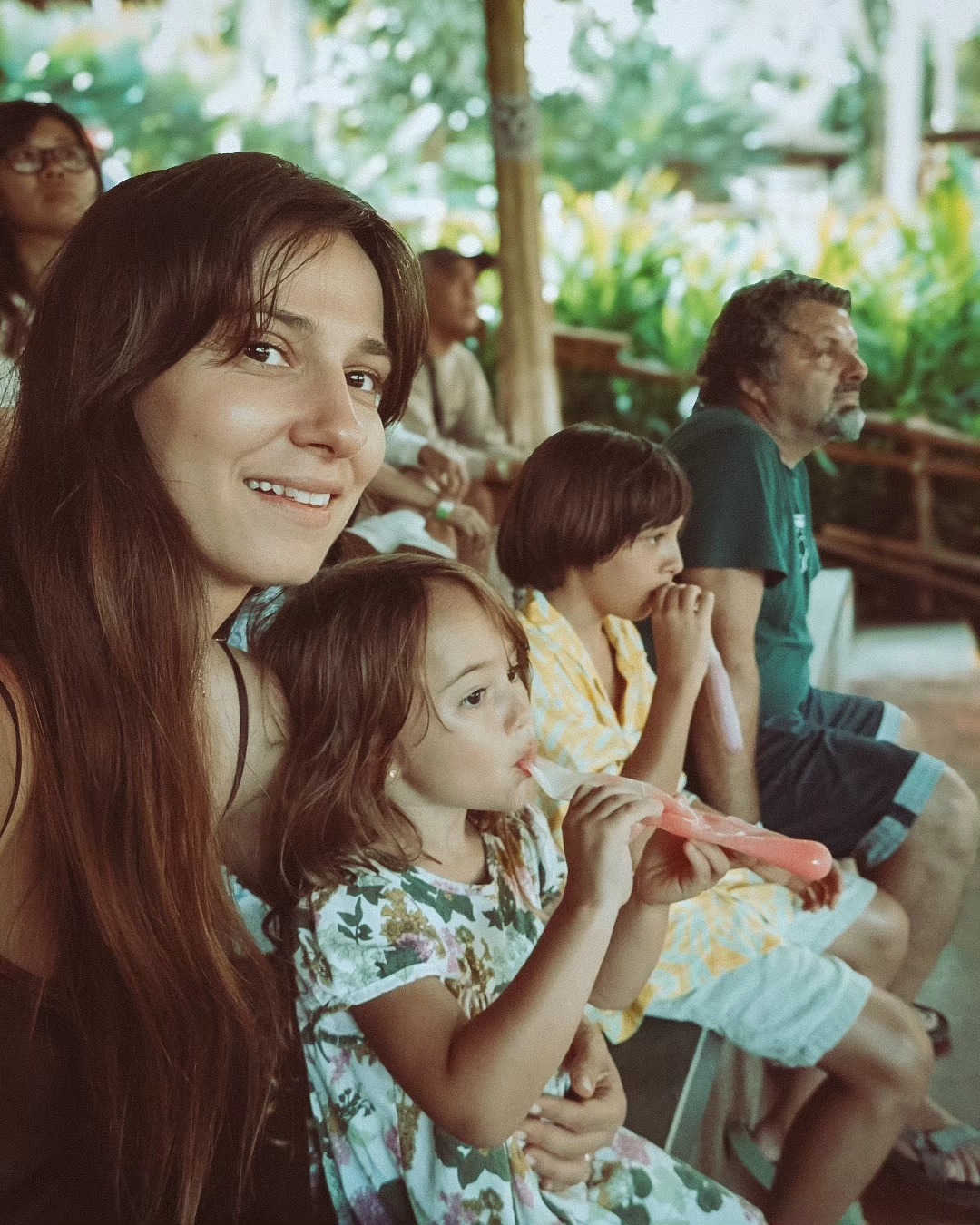 Copiii Danei Rogoz au hrănit peștii cu biberonul, în Bali: „A fost foarte drăguț”. Imagini din vacanța vedetei cu familia