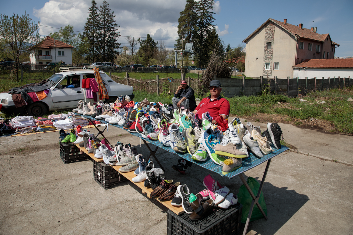 Cai „la preț de Ferrari”, covoare și adidași la 10 lei, la cel mai mare târg de 1 mai din vestul țării. „Numa’ ptinguini nu găsîț aici”