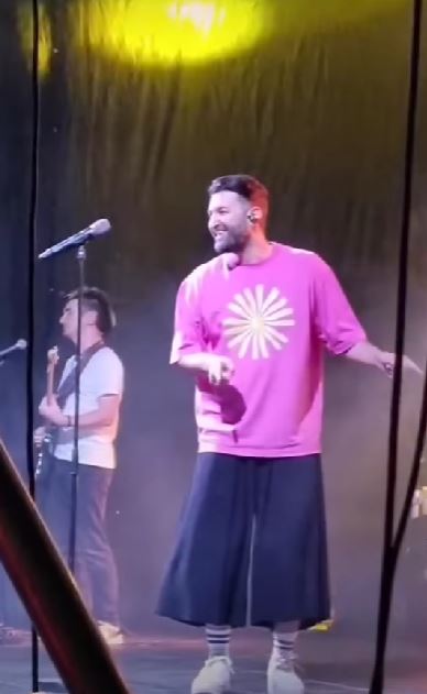 Octavia Geamănu l-a ironizat pe Smiley, după ce a purtat tricou roz și pantaloni largi: „E prea de tot”. Fanii artistului au criticat-o aspru pe fosta prezentatoare