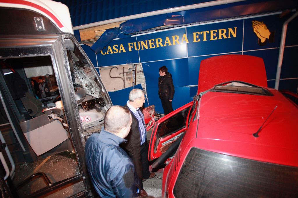 Autobuz proiectat într-o casă funerară, în urma unui accident în Buzău. Trei tineri, printre care doi minori, la spital