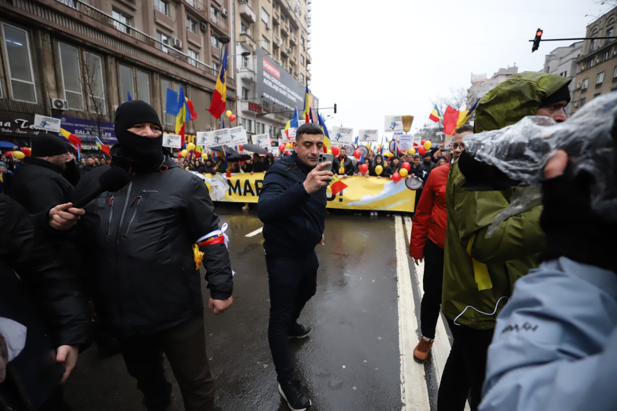 Străzi închise de poliție în ultima clipă în București, în timpul mitingului anunțat de AUR pe 1 martie