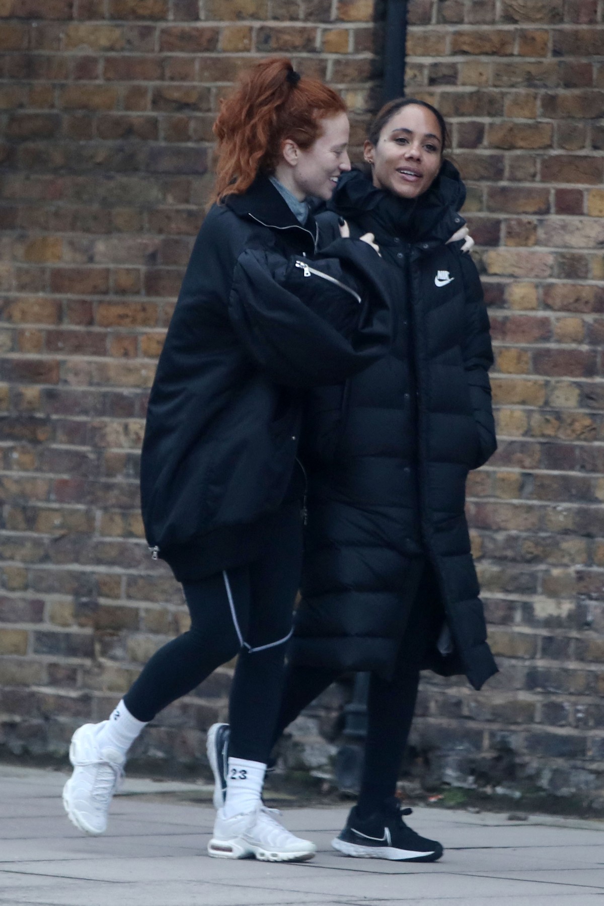 Artista Jess Glynne are o relație amoroasă cu prezentatoarea Alex Scott. Cele două vedete au fost surprinse sărutându-se
