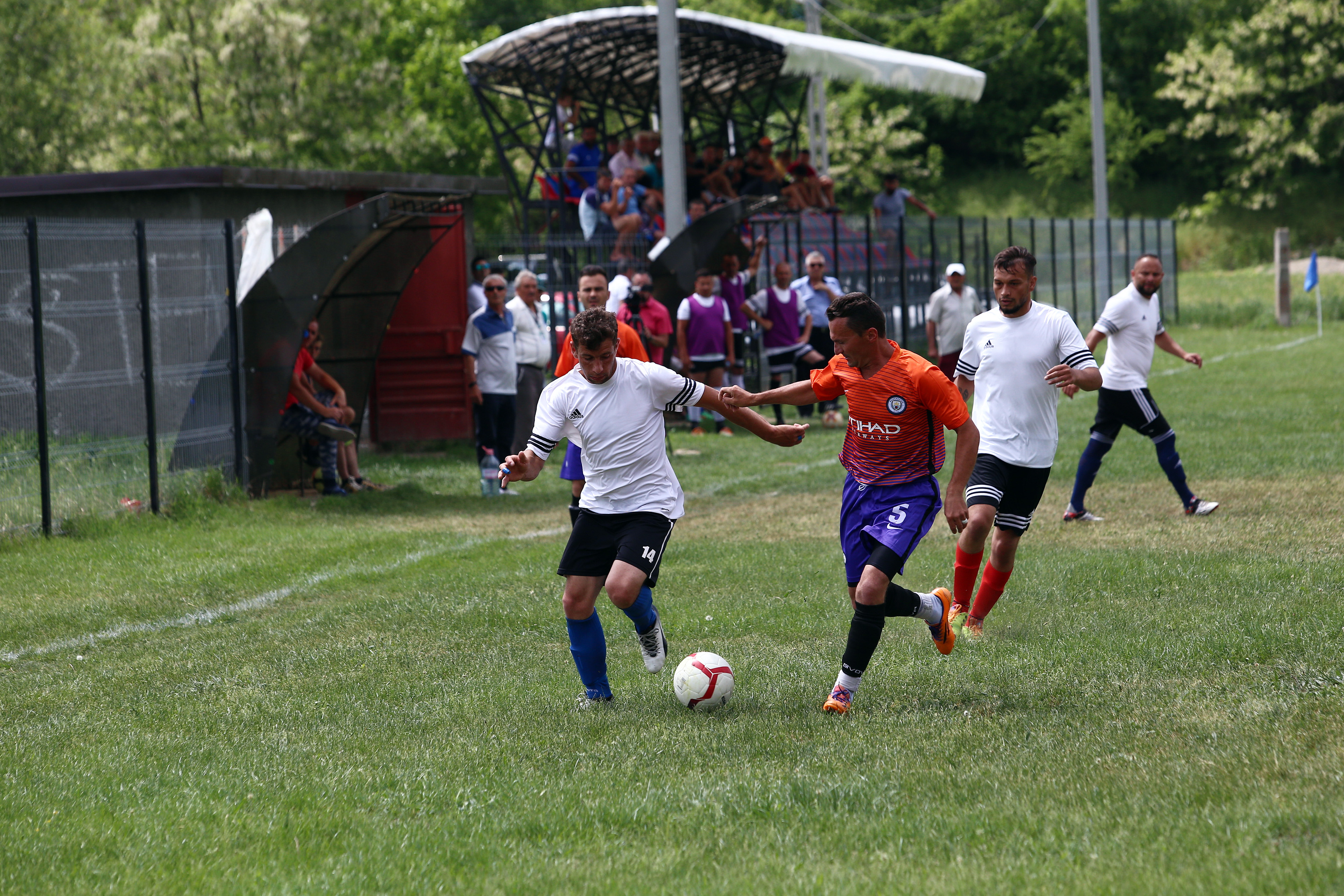 Reportaj fabulos de la un meci de liga a șaptea din România lui 2018: echipa de rromi Steaua Mărgineni contra Viitorului Predești. Prima de gol, un bidon de vin! | FOTO&VIDEO