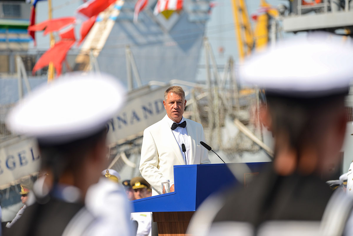 Klaus Iohannis, în smoking și cu papion, la Ziua Marinei, unde a făcut un nou apel pentru vaccinarea anti-COVID