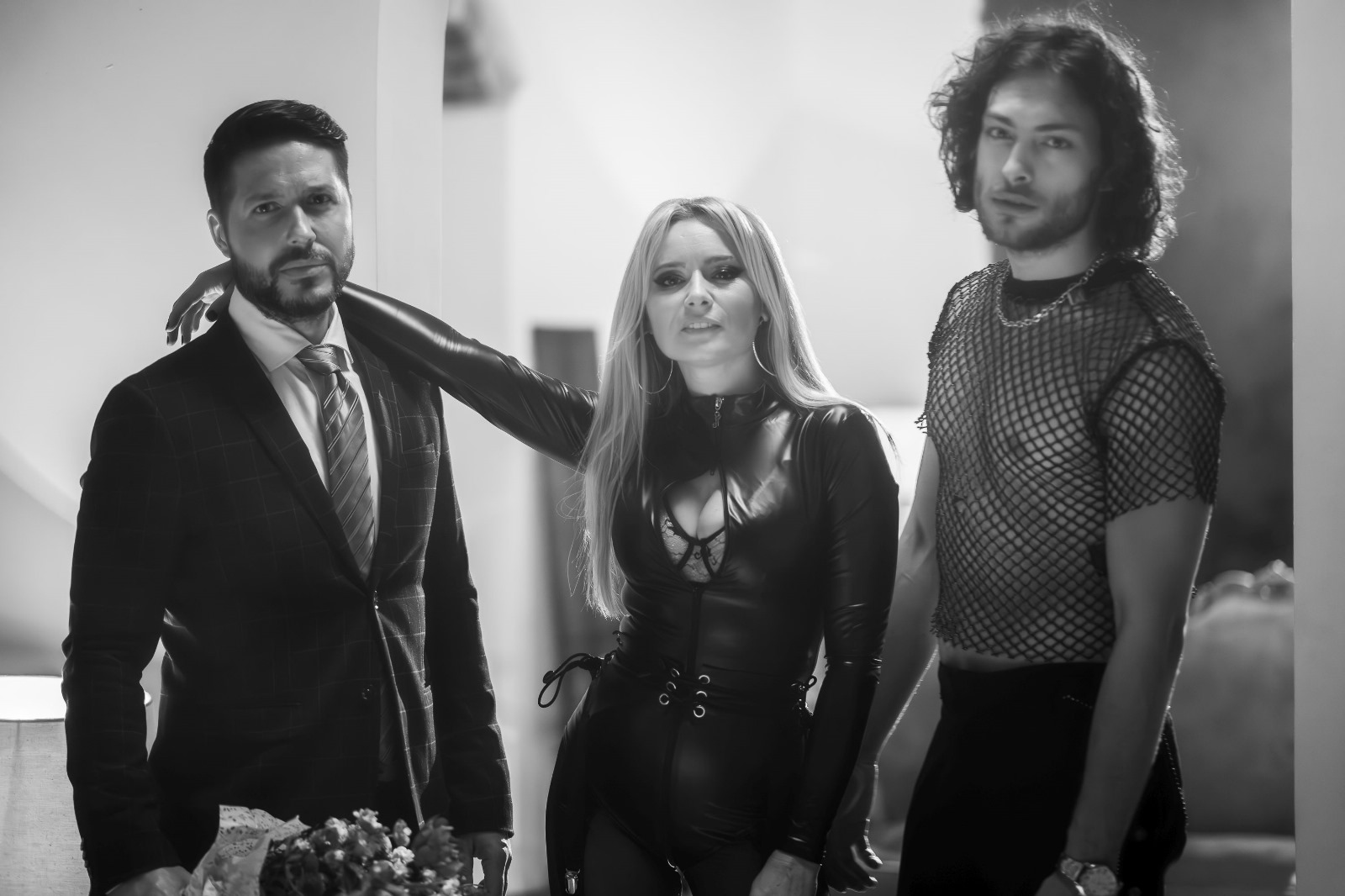 Laura Cosoi, dans lasciv cu Toto Dumitrescu, sărut pasional cu Jorge și un slalom permanent printre bărbați în filmul „Retreat Vama Veche”