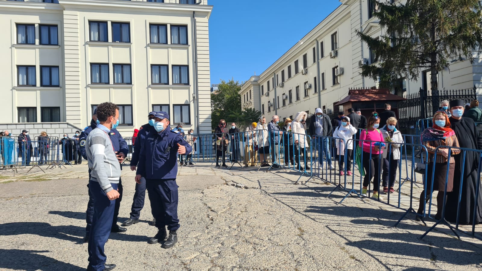 Un oraș, două realități: Coadă de ambulanțe cu pacienți COVID la spital, coadă de pelerini la Sf. Parascheva