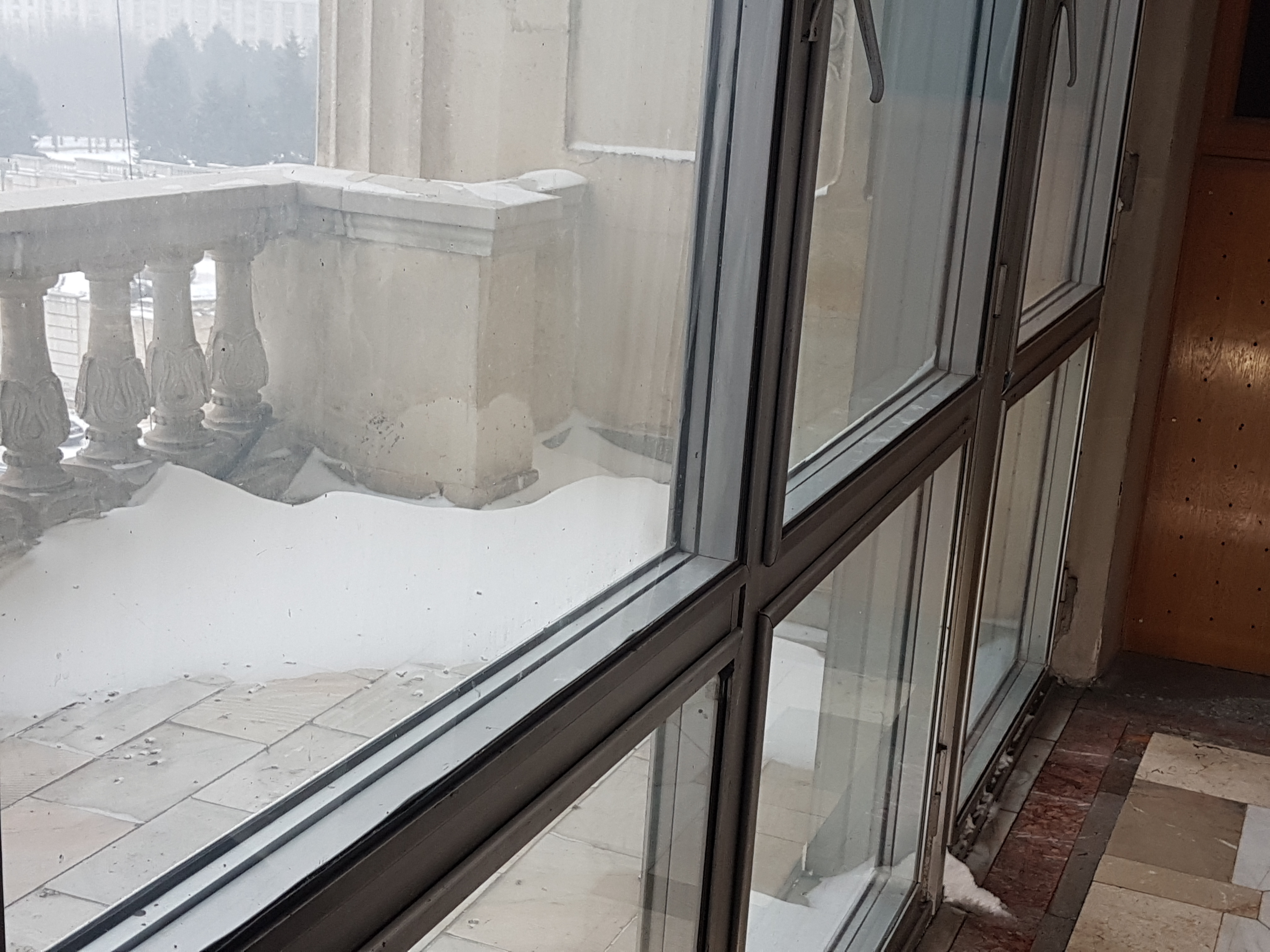 Intră zăpada în Palatul Parlamentului; Aleșii au tremurat în plen, din cauza ferestrelor vechi ( FOTO/ VIDEO)