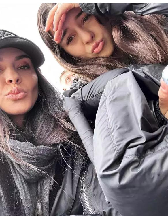 Cum se înțelege Adelina Chivu cu fetele sale adolescente. „Știu cam tot ce se întâmplă, ce băieți le plac”