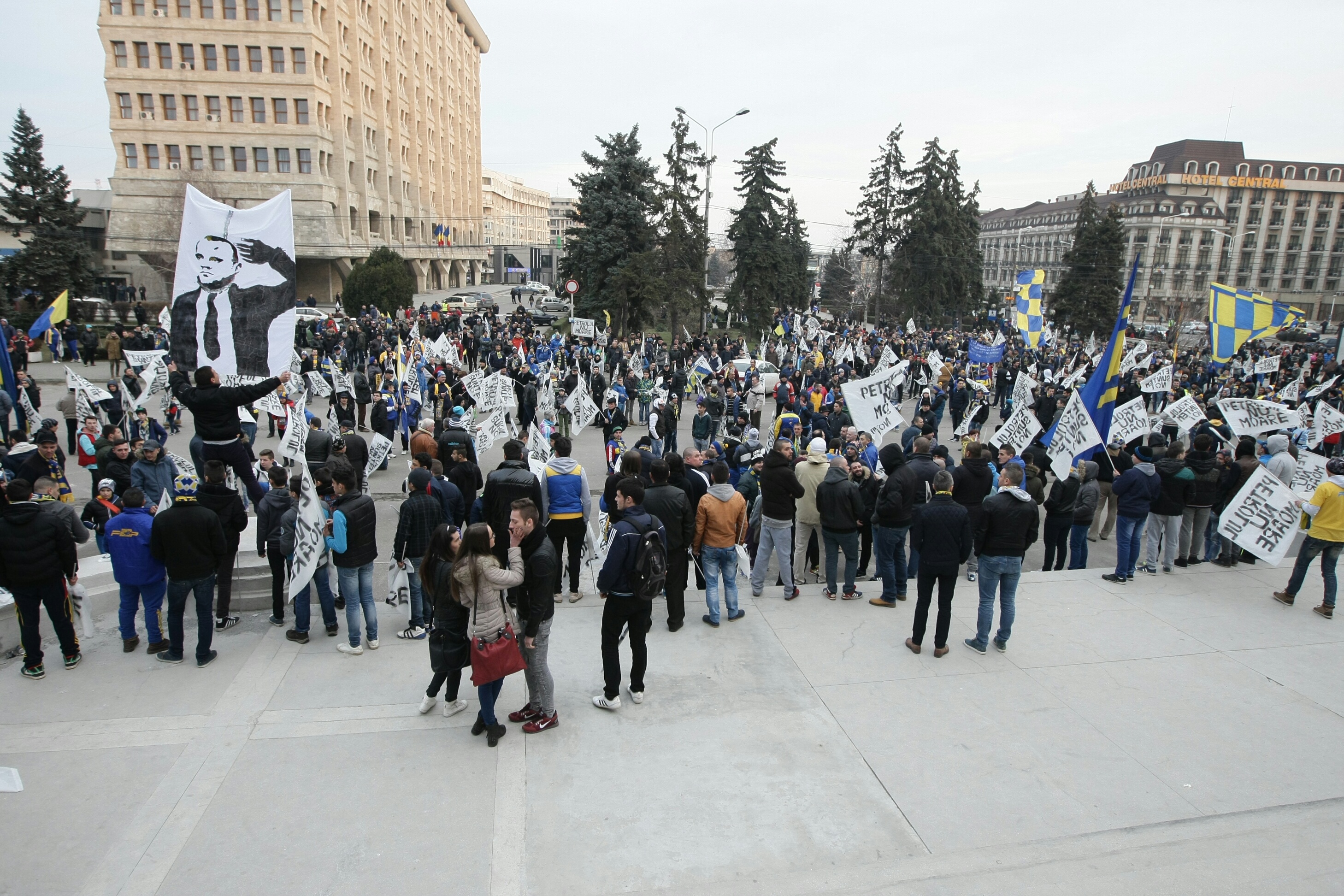 Miting al suporterilor Petrolului împotriva patronului / GALERIE FOTO