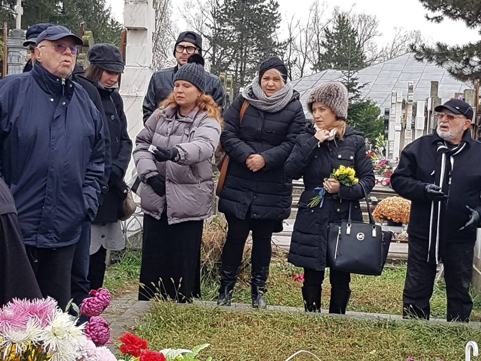 Parastas la mormântul Stelei Popescu, la un an de la moartea actriței. Imagini sfâșietoare cu Alexandru Arșinel și colegii acestuia
