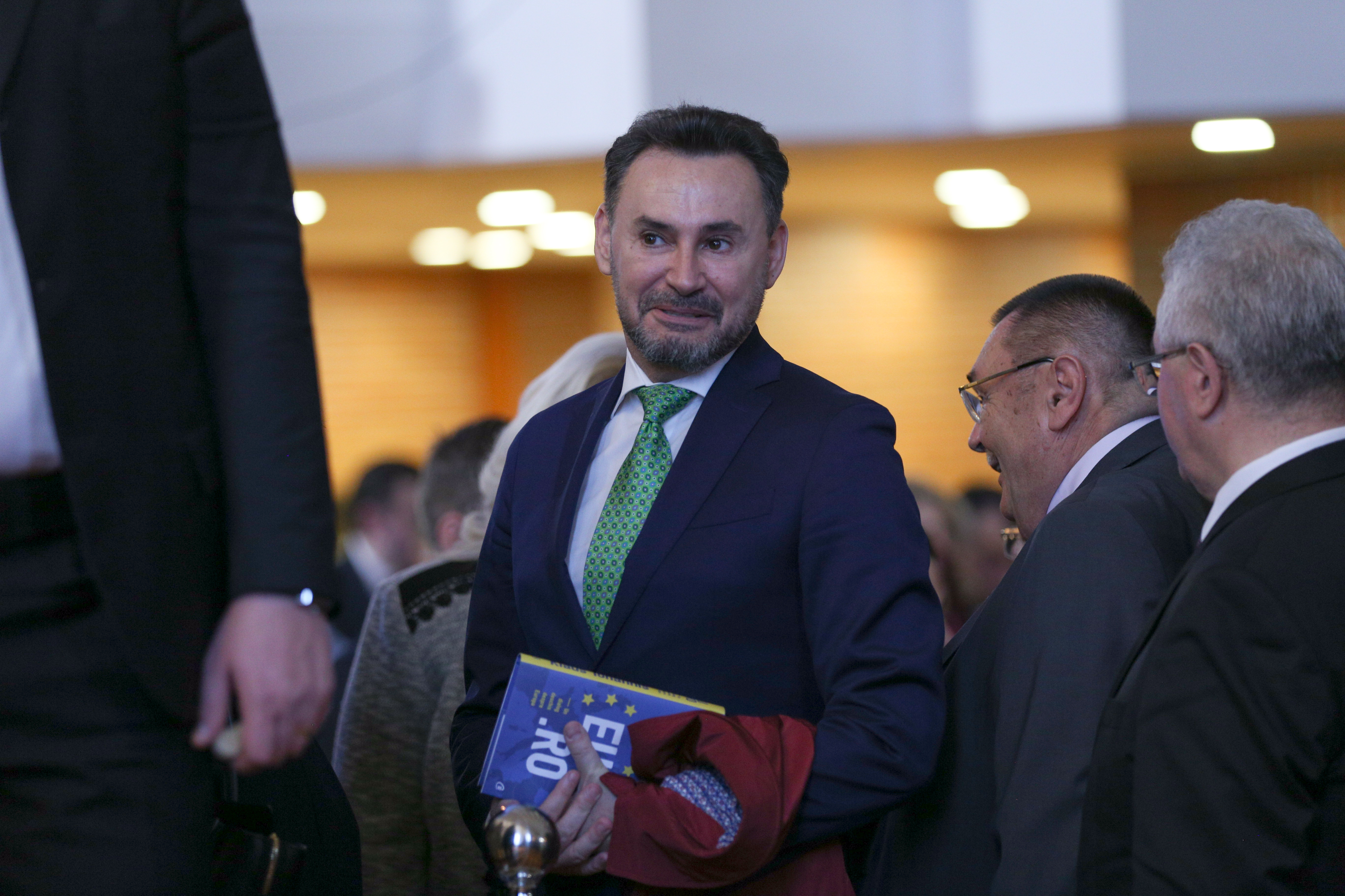 Klaus Iohannis şi-a lansat a treia carte, a criticat PSD și Guvernul ”antieuropene” și a atenționat asupra extinderii analfabetismul. ”Avem, din păcate, şi persoane publice care au dificultăţi în a exprima o idee într-o frază coerentă”