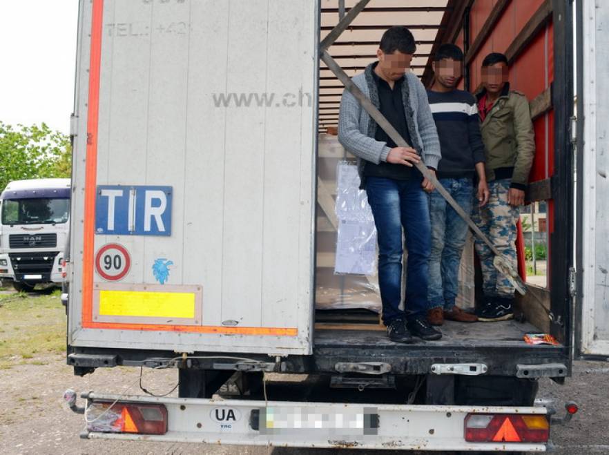 Trei imigranți din Afganistan s-au speriat când au ajuns în România și au vrut să fugă! GALERIE FOTO