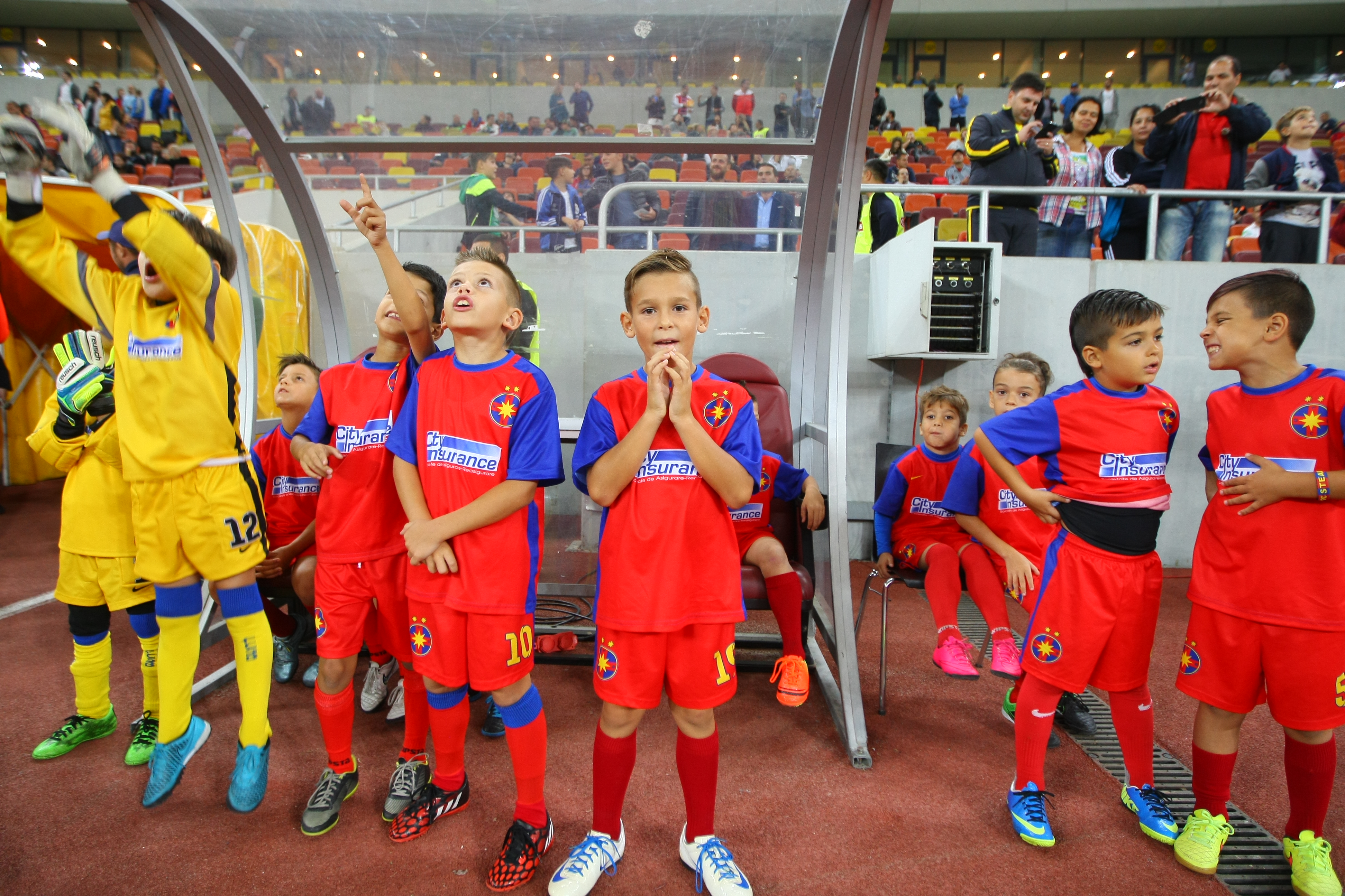 Liga I: Steaua - FC Voluntari 3-1. ^Hamroun, Chipciu și Stanciu l-au ridicat de pe bancă pe Rădoi, antrenorul fără licență al campioanei. Odată cu el, și pe ”principalul”-marionetă Țiți Dumitriu / GALERIE FOTO