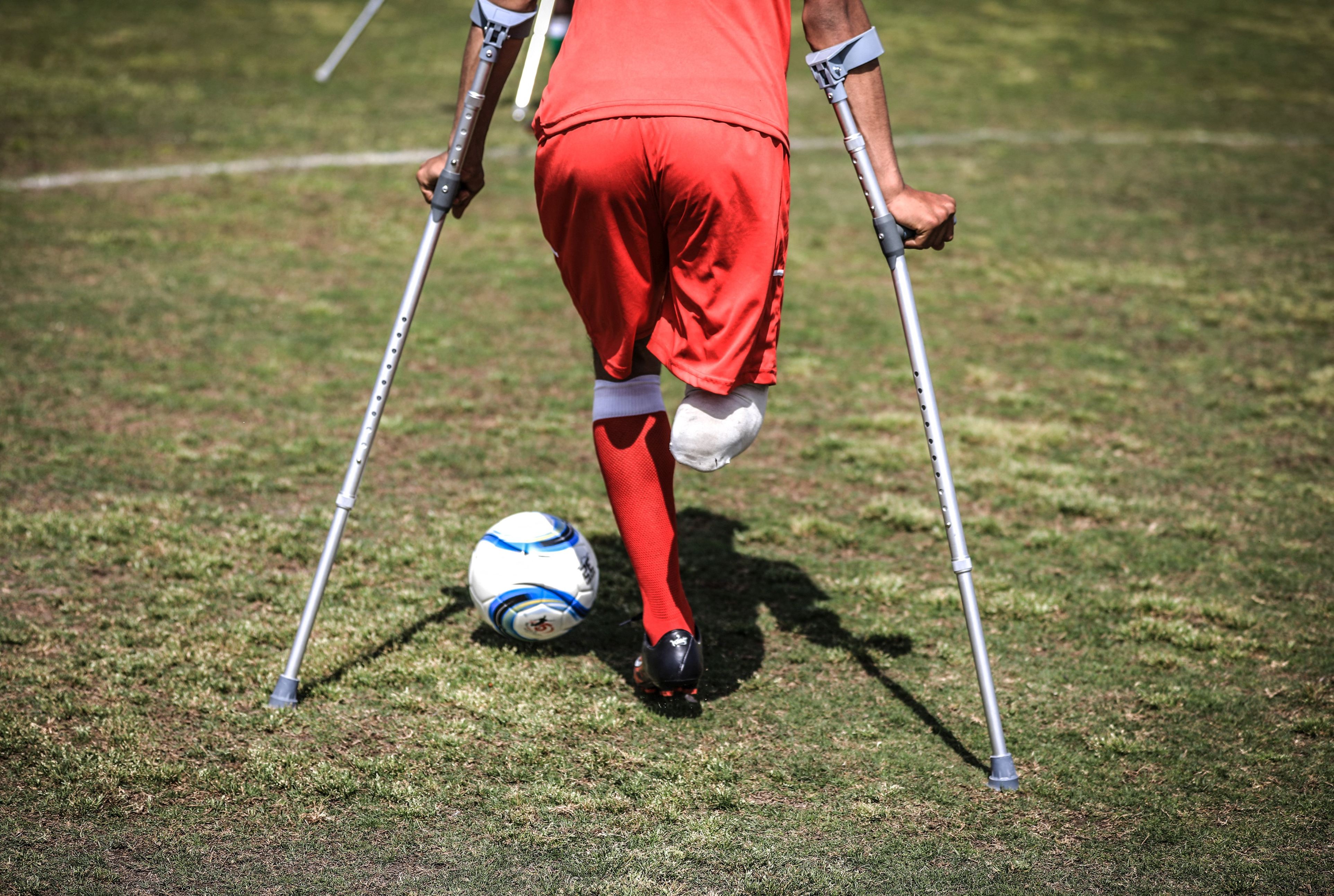 Bărbații din Gaza cu picioarele amputate își caută alinarea în fotbal | GALERIE FOTO