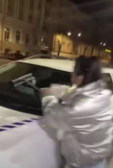 Oana Zăvoranu, filmată în timp ce spăla parbrize și a primit 5 lei. În ce situație a ajuns actrița