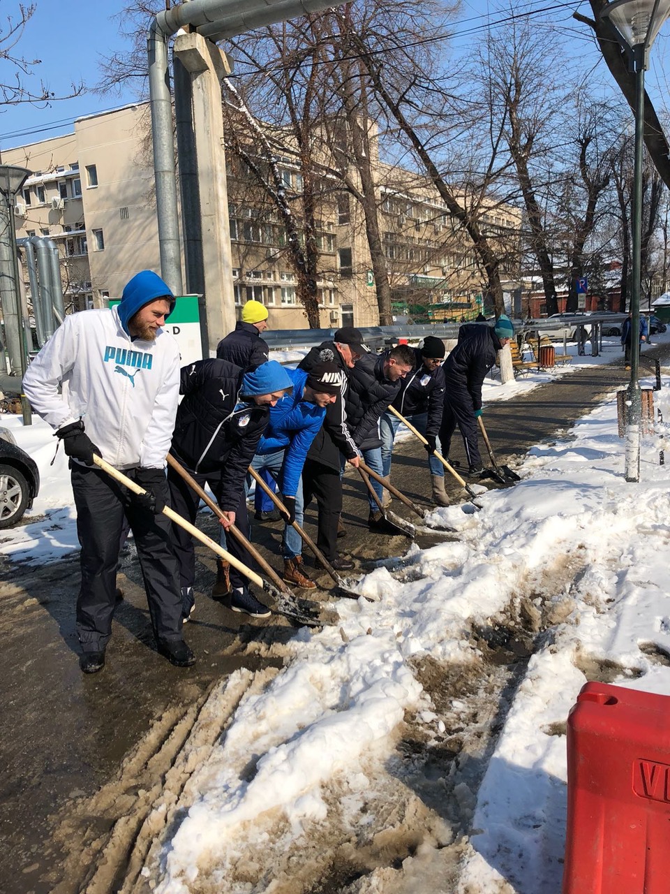 Sportivii de la CSM București au pus mâna pe lopată și au ieșit la deszăpezire / GALERIE FOTO