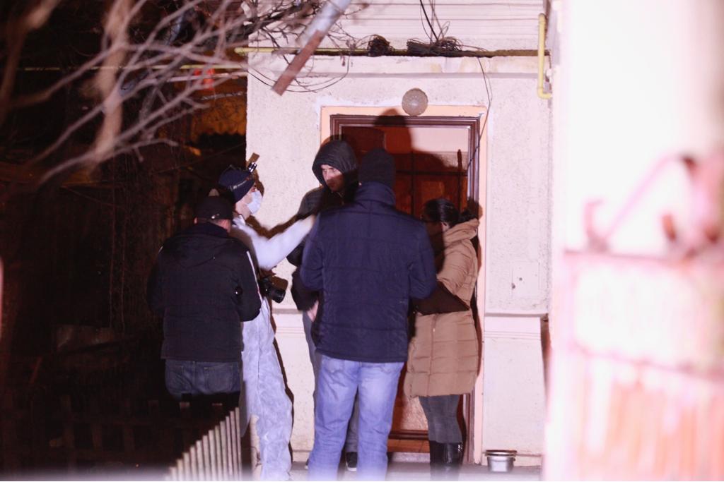 FOTO/Un tânăr și-a înjunghiat mortal unchiul, fost cadru militar. Vecinii spun că se droga şi avea un anturaj dubios