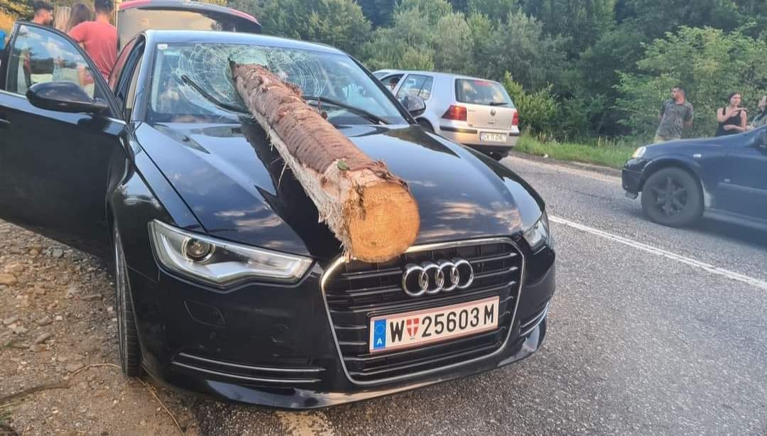 Un buștean a zburat dintr-un camion cu lemne și a trecut prin parbrizul unei mașini, pe DN 10, la Teliu, în Brașov
