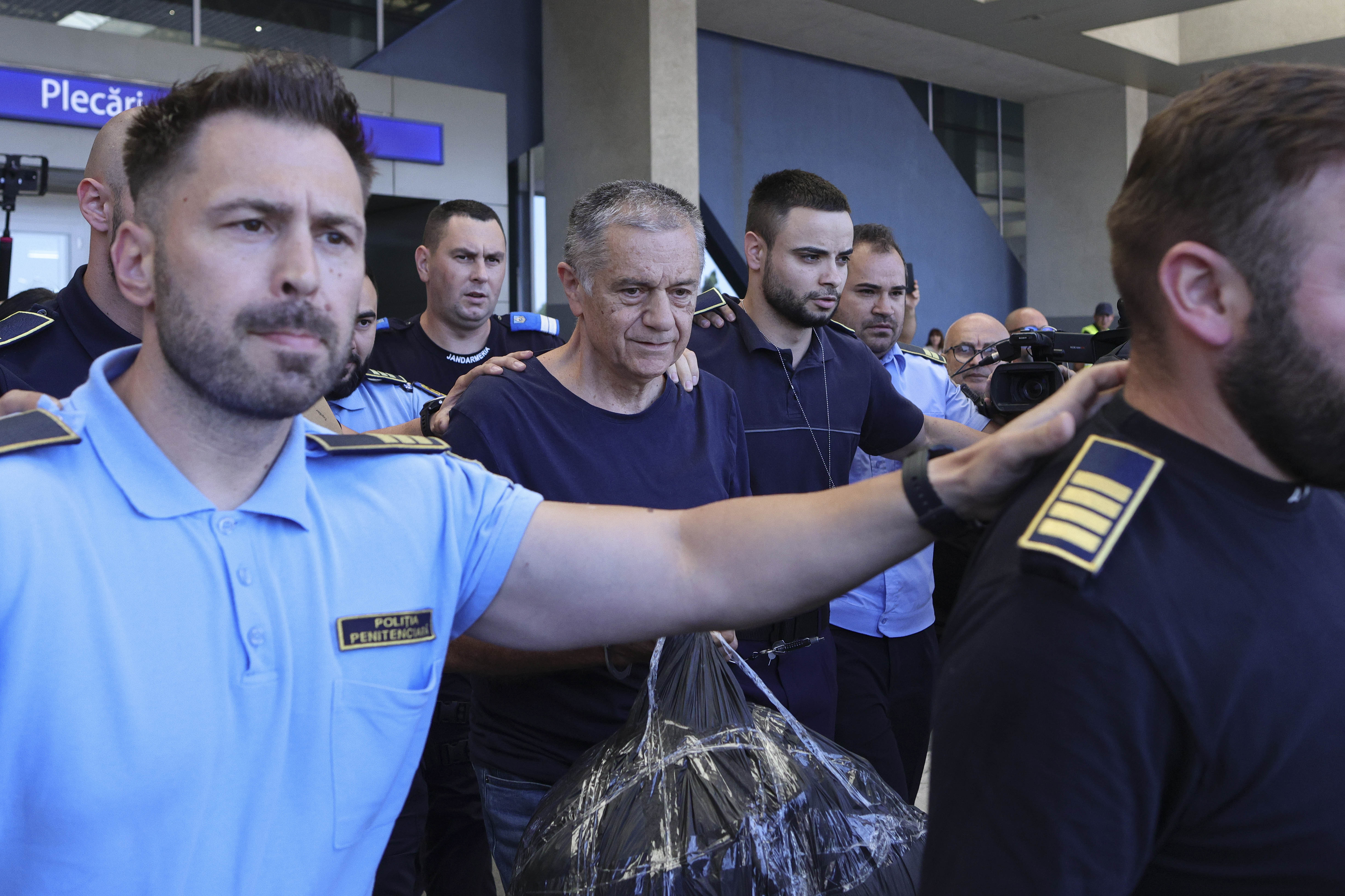 Ionuț Costea, cumnatul lui Mircea Geoană, a fost adus astăzi în țară din Turcia. Este condamnat la 6 ani de închisoare