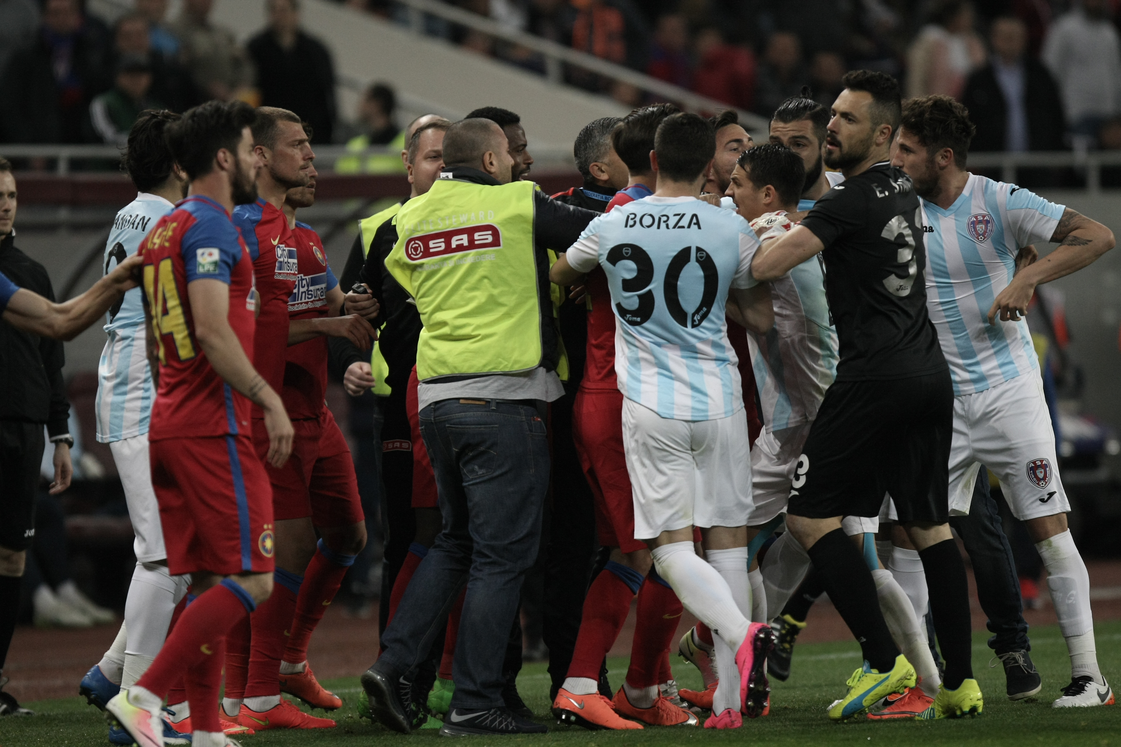 Crăciunescu, revoltat că stewarzii au intrat pe teren la meciul Steaua - ASA: ”Ce facem, aducem trupele speciale?” | GALERIE FOTO