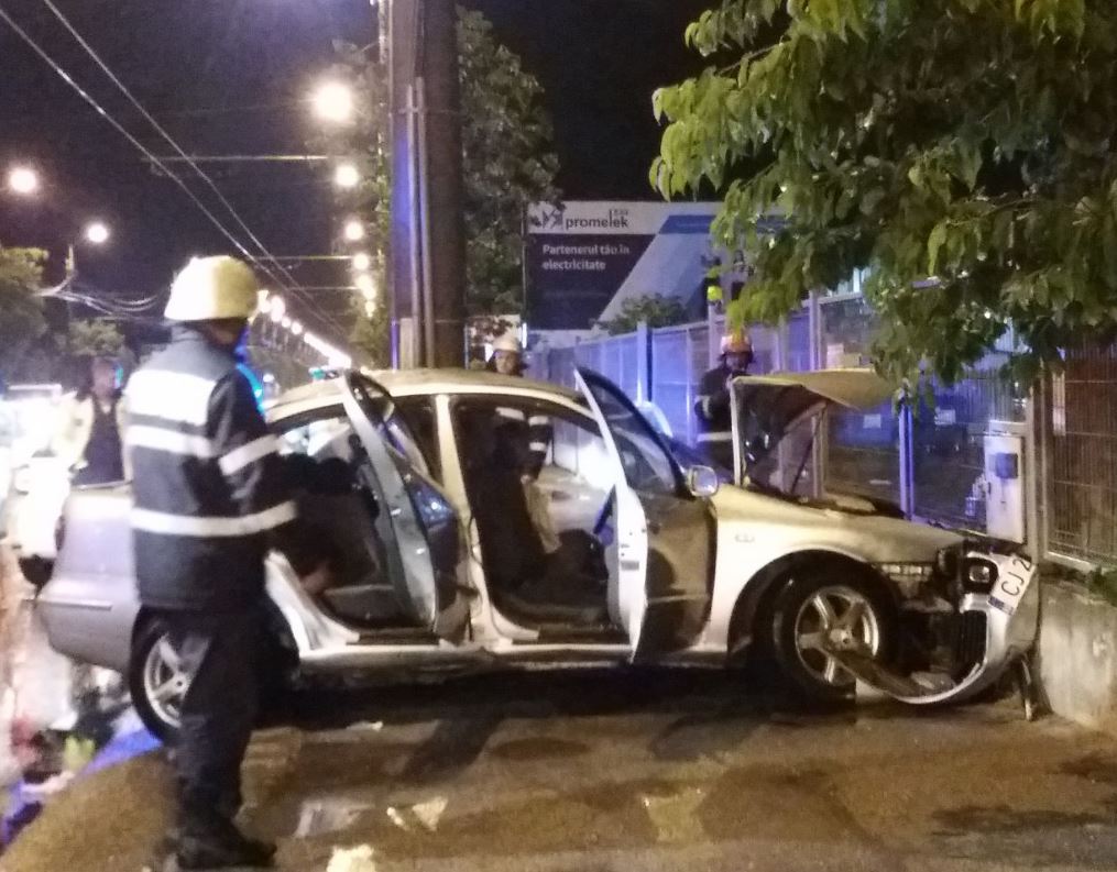 Accident în Cluj din cauza vitezei. Trei tineri, printre care o adolescentă de 16 ani, răniți grav