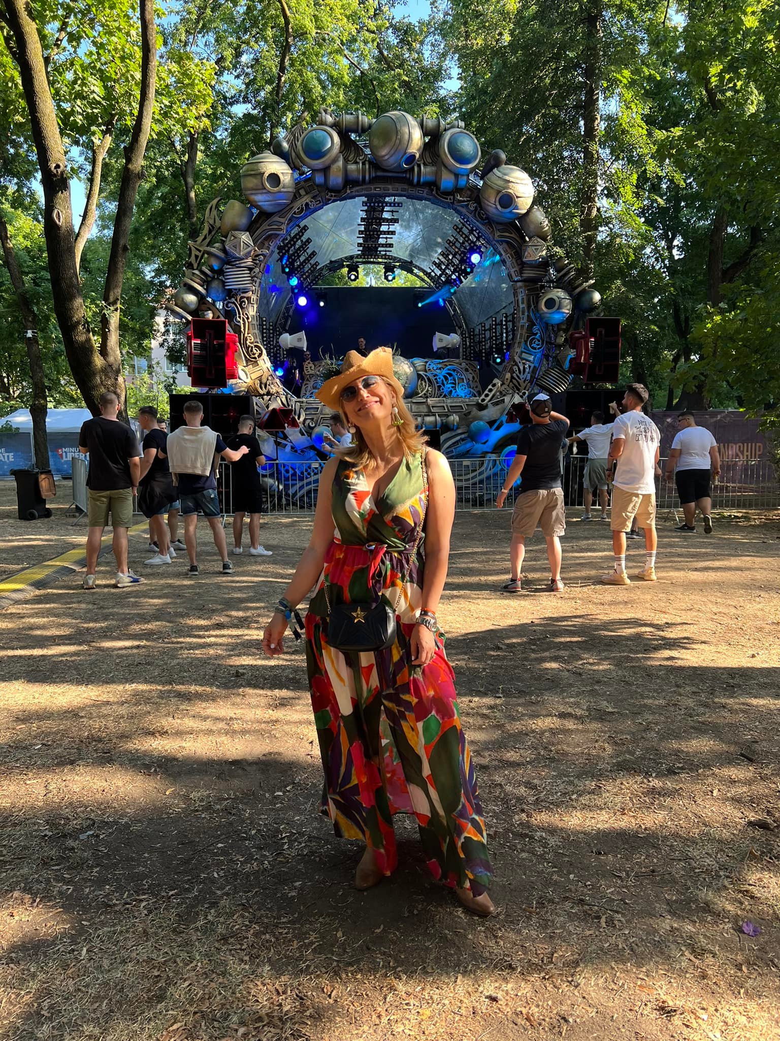 Cum s-a descurcat Andreea Esca în postura de DJ la UNTOLD 2022. Prezentatoarea a apărut alături de Aris Melkior, fiul ei