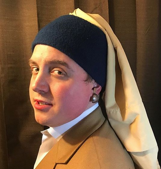 Distracție de caratină: 4 prieteni au refăcut acasă picturile unor clasici! Cum arată, reinterpretate, operele lui Caravaggio și Vermeer