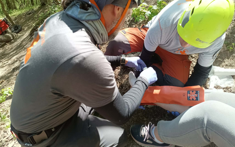 Mentőakció a Börzsönyben, hegyimentők és tűzoltók kézben cipelték a megsérült túrázót