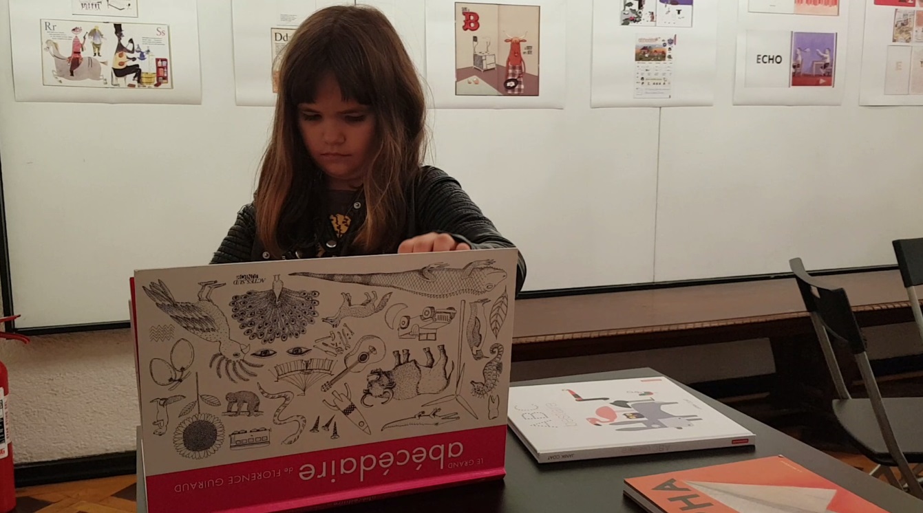 VIDEO / EXPERIMENT LIBERTATEA. Am dus un copil de 8 ani la o expoziție de abecedare din România, Franța și Suedia. Ce manual a ales?
