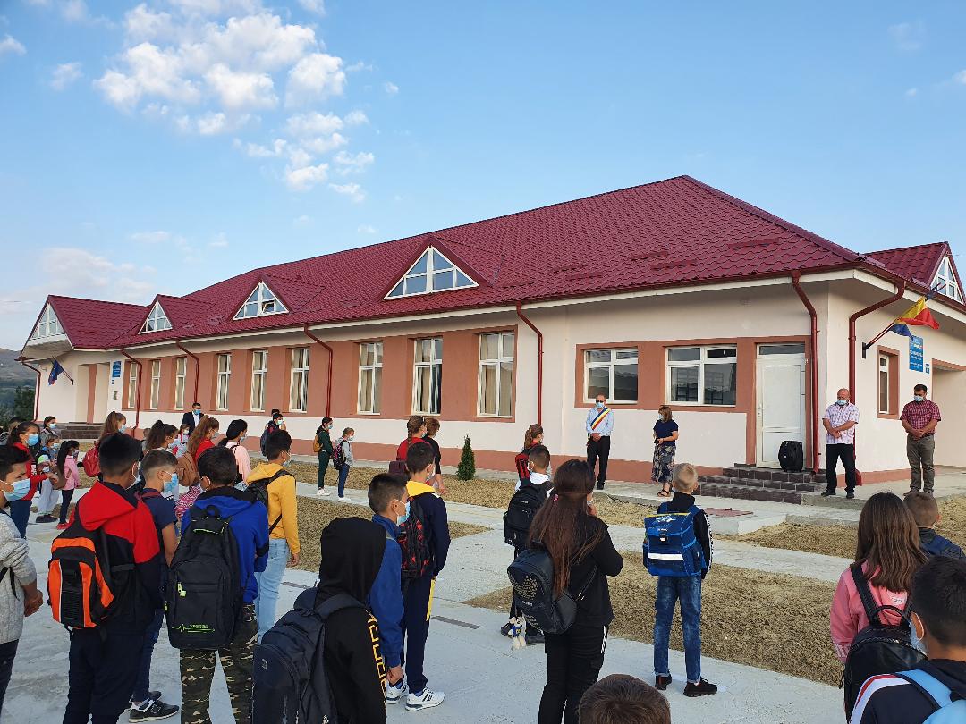 14 ani a durat construirea școlii din Fâstâci inaugurată azi, în pandemie. Cum a arătat prima zi de școală din localitatea vasluiană