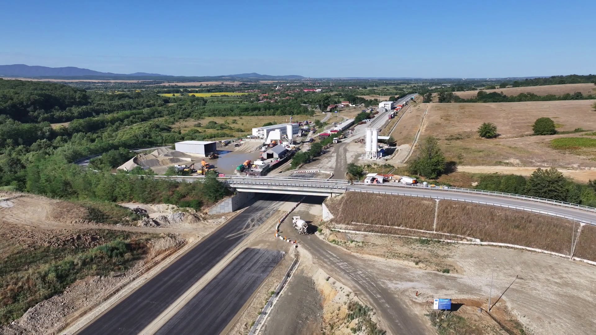 Noutăți de pe lotul cu tuneluri de pe A1 Margina - Holdea: pe șantier se instalează propria uzină de grinzi și o stație de asfalt