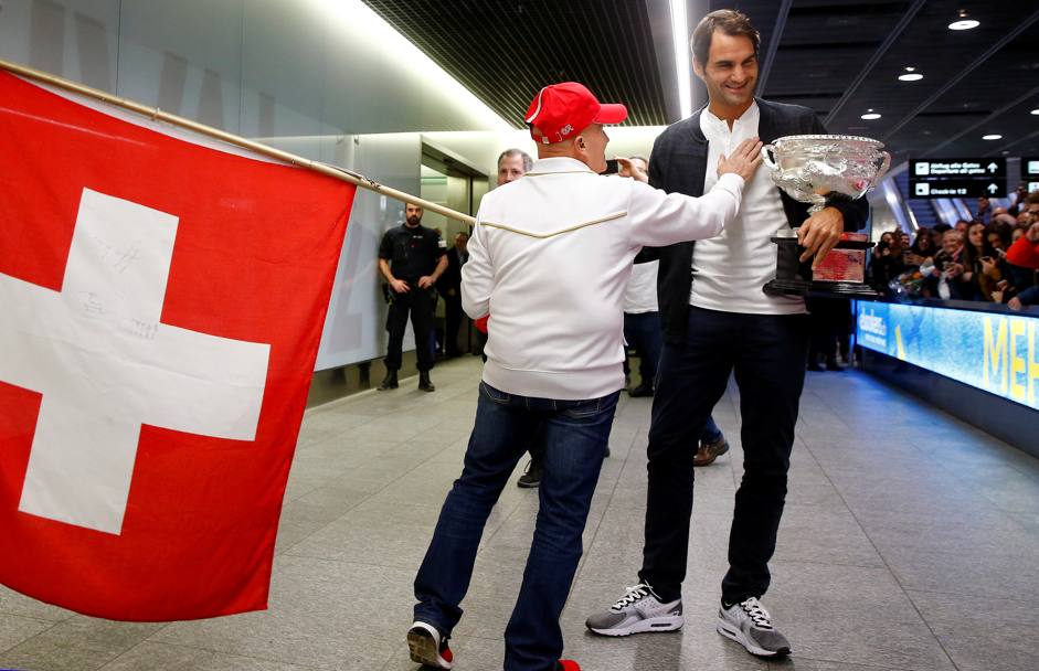 Federer s-a întors acasă. La aeroport, a făcut baie de mulțime. Revine pe teren peste o lună / GALERIE FOTO