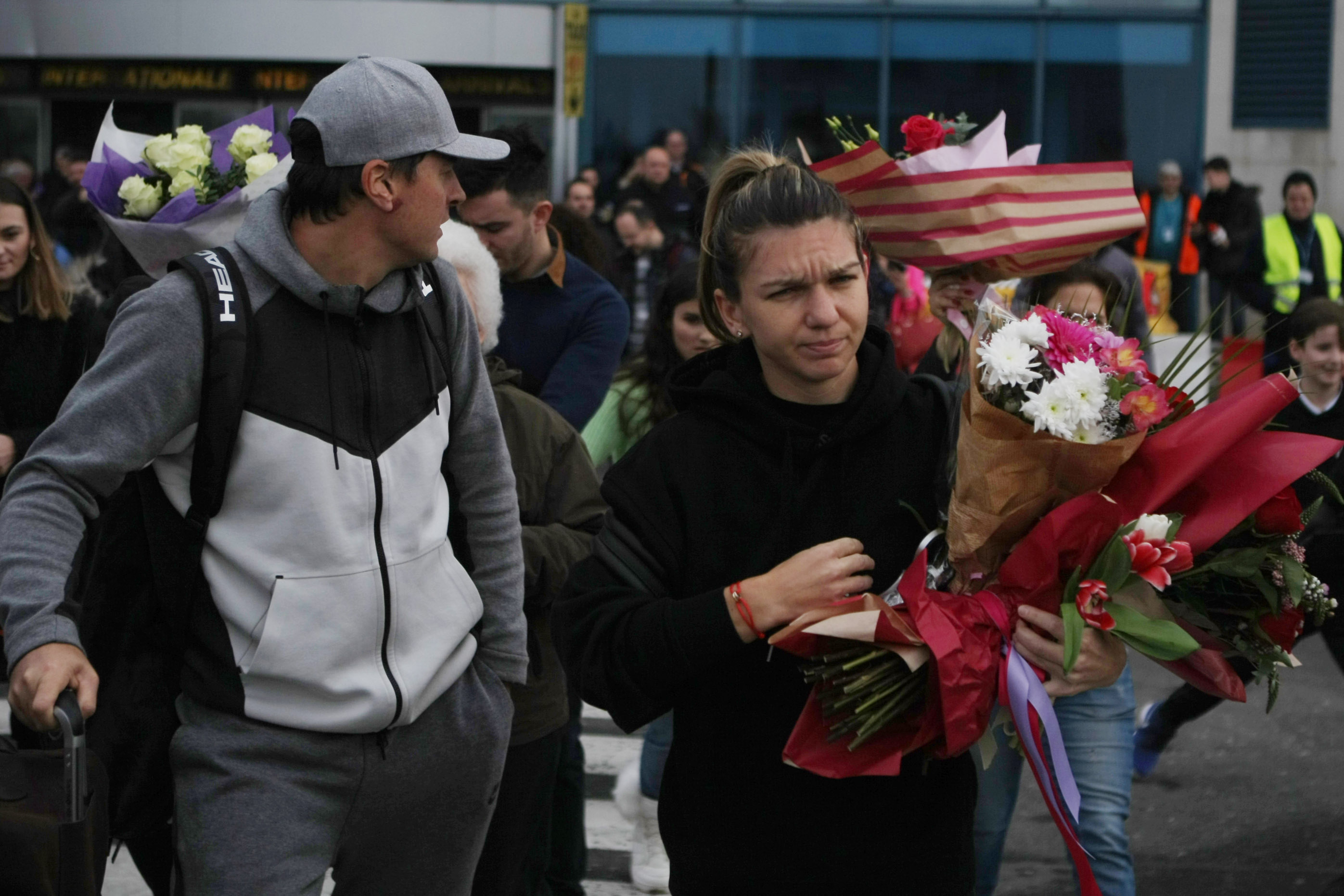 Simona Halep s-a întors acasă supărată și accidentată. A refuzat primirea la Salonul Oficial. Îmbulzeală la aeroport / GALERIE FOTO