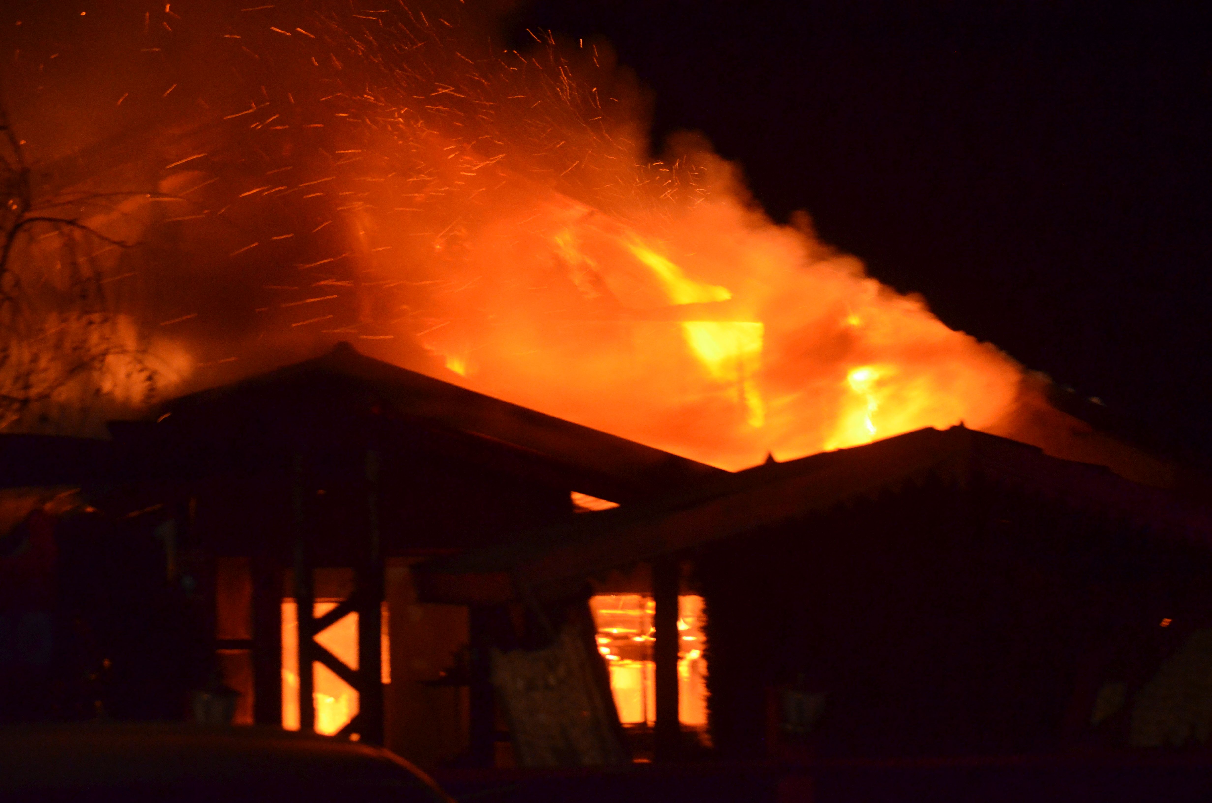 Un han a fost distrus din temelii de un incendiu devastator GALERIE FOTO