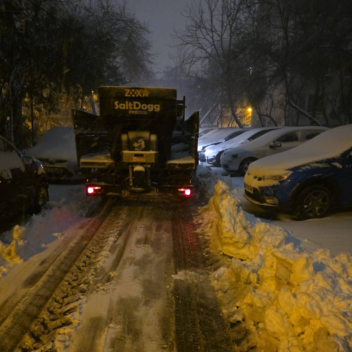 Ciprian Ciucu a ieșit la miezul nopții pe străzile din București. Dimineața, Primăria îi lăuda pe cetățeni că au deszăpezit orașul: „Primarul coordonează situația. Par mobilizați”