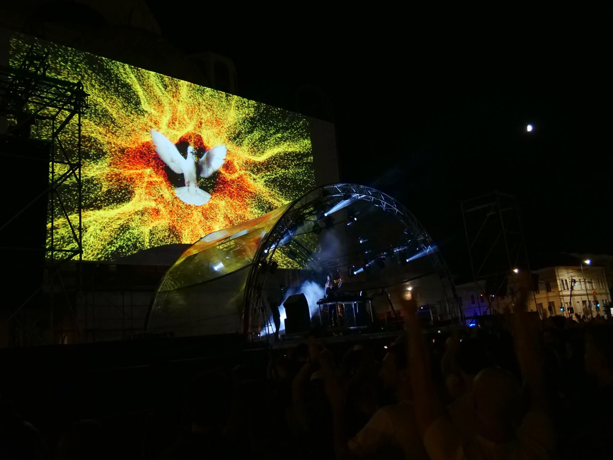 Un preot DJ a făcut show pe o scenă, la Cluj: „Mixez această credință”