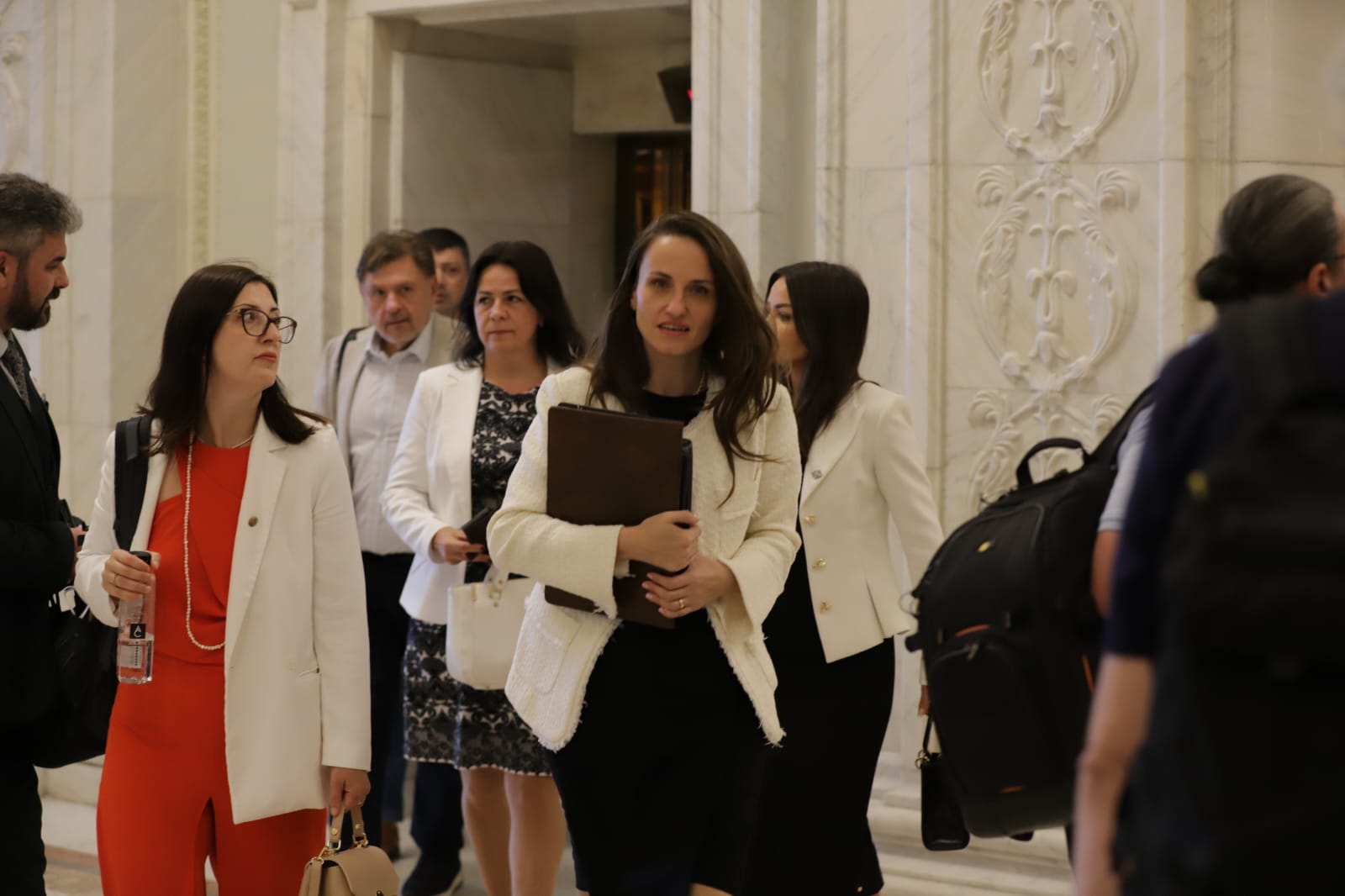 Toate cele patru moțiuni de cenzură depuse împotriva Guvernului Bolojan au fost respinse în Parlament. Ce urmează