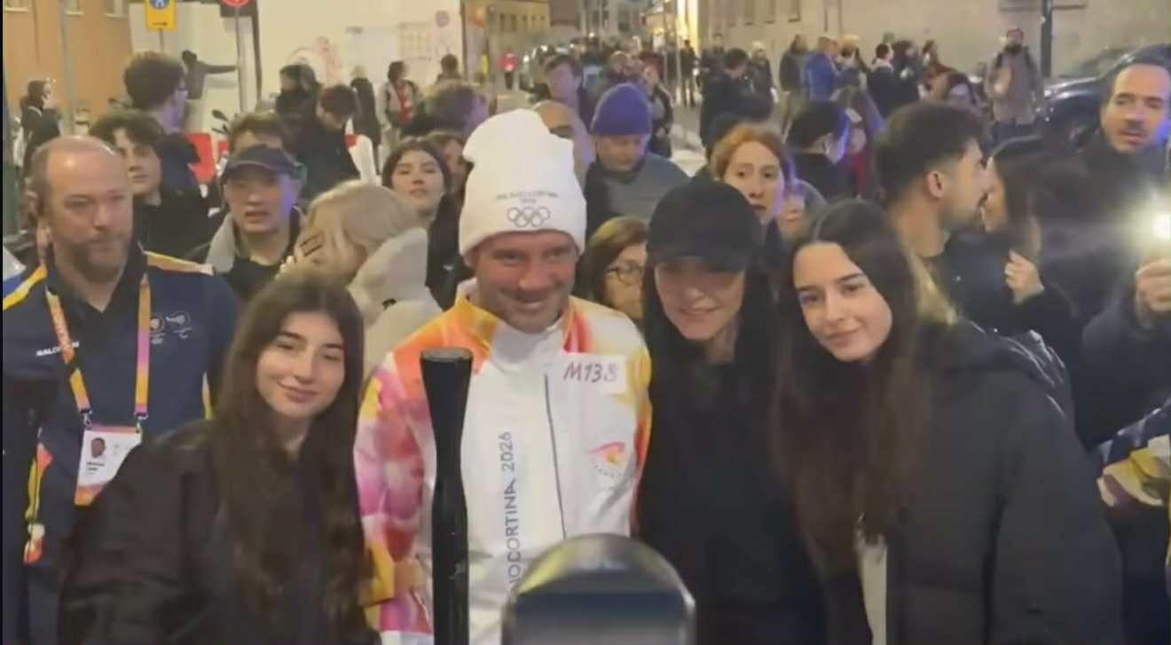 Cristi Chivu, alături de soția Adelina și fiicele lor la purtarea torței, cu o zi înainte de începerea Jocurilor Olimpice de Iarnă 2026. Familia a pozat împreună