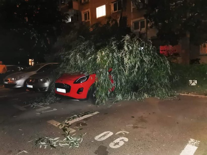 Furtună violentă în București și în Ilfov. Două persoane rănite, după ce o antenă GSM a căzut peste casele lor